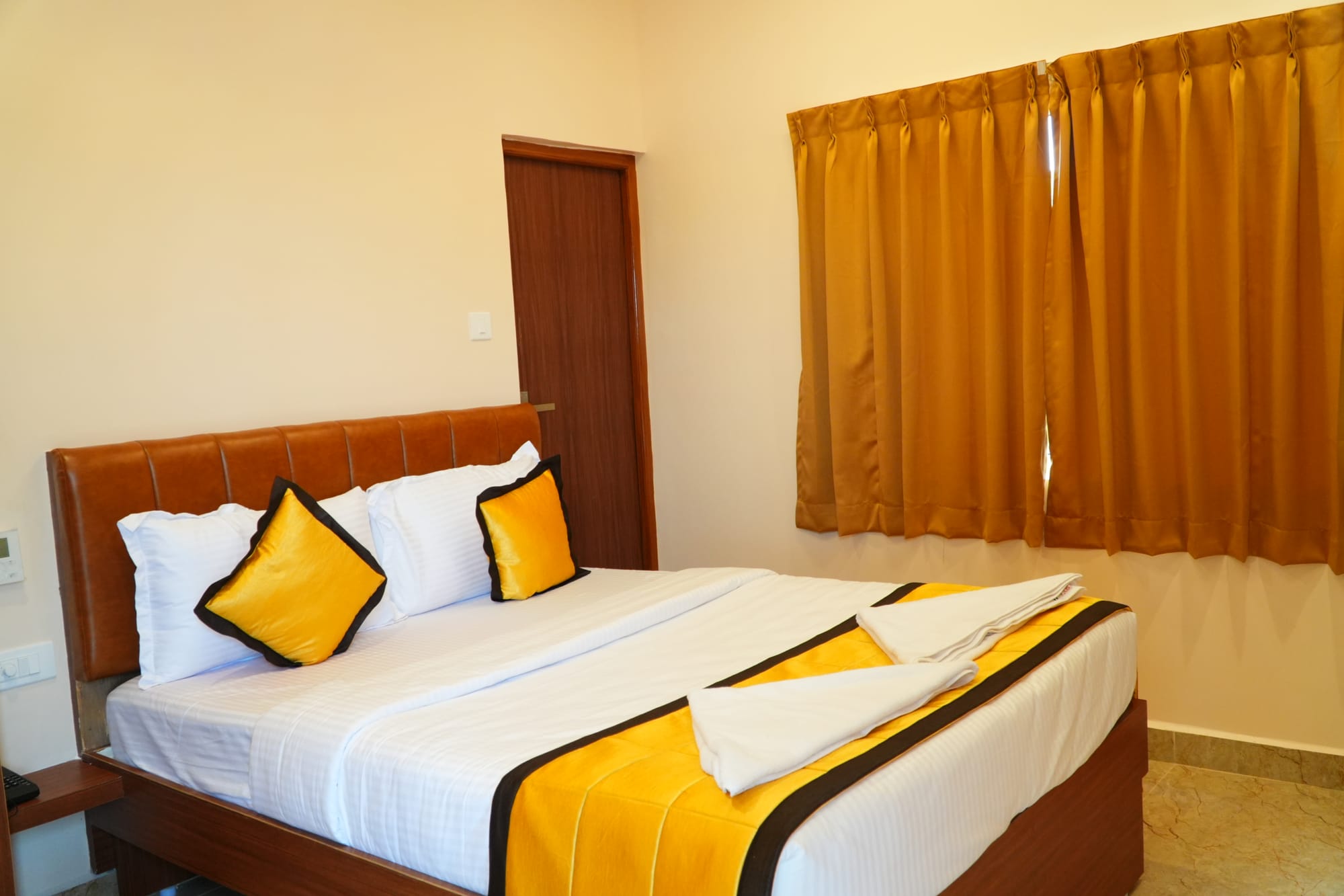 UJ Pallazzio Business Class with queenbed and modern amenities - view 2