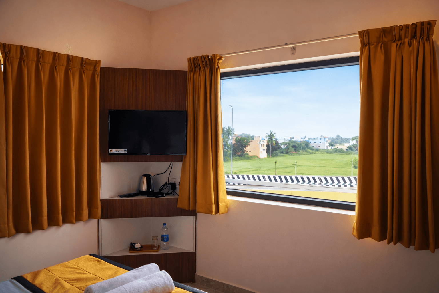 UJ Pallazzio Business Class with queenbed and modern amenities - view 3