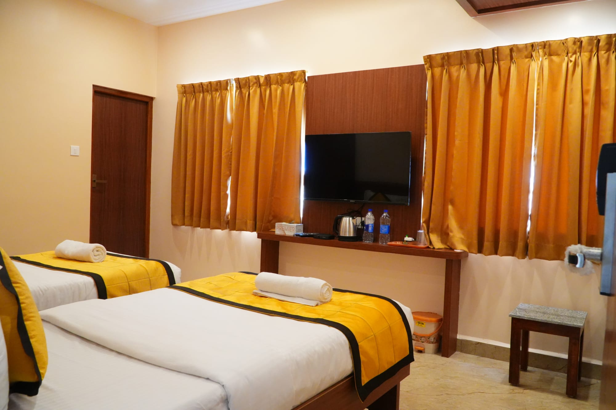 UJ Pallazzio Luxury Class with living area and king bed - view 2