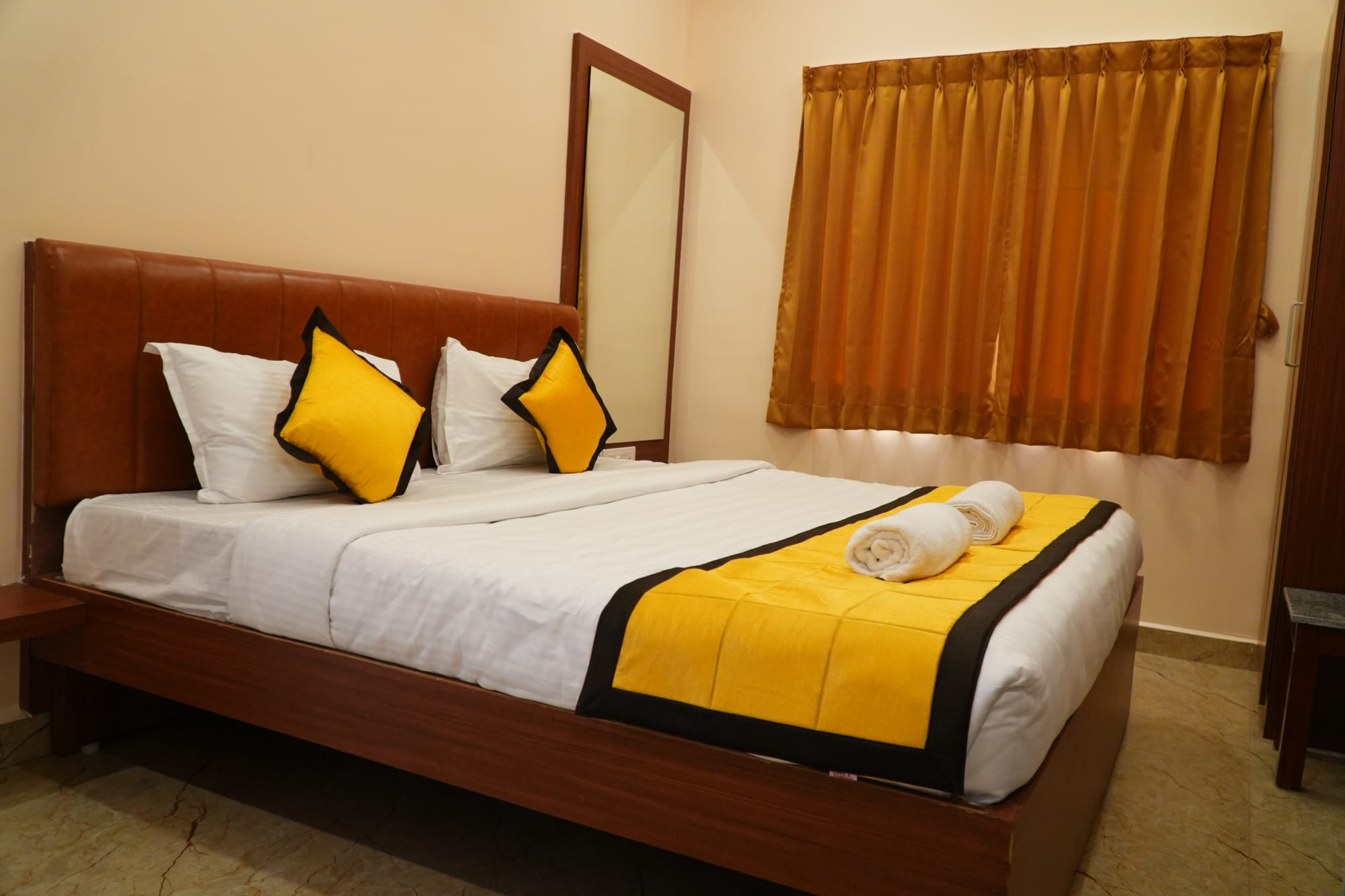 UJ Pallazzio Standard Class with living area and king bed - view 3